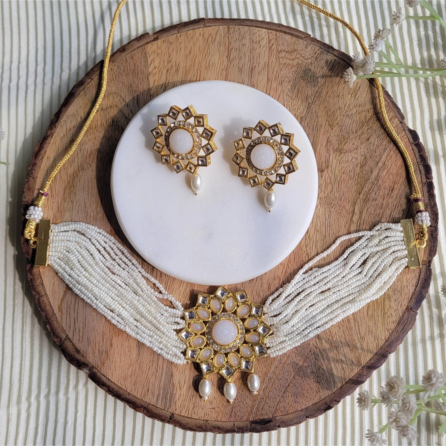 WHITE  VIDYA CHOKER