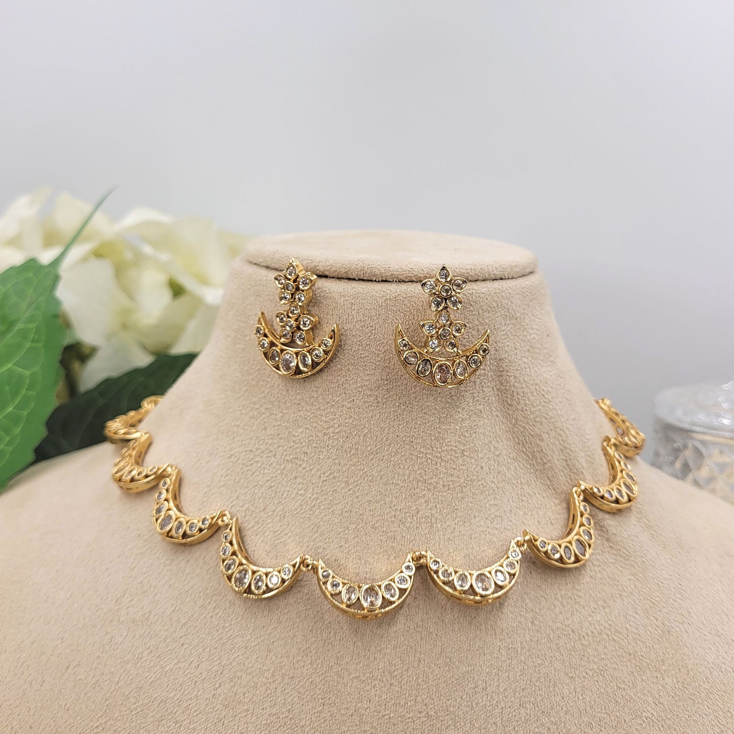 GOLDEN NYARA NECKLACE SET