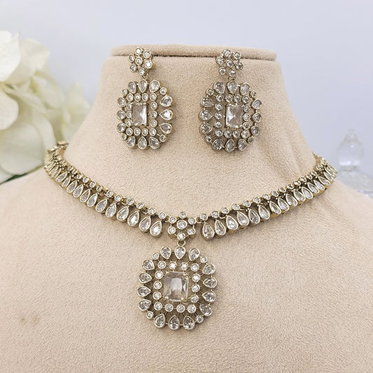 WHITE DIVITA NECKLACE SET
