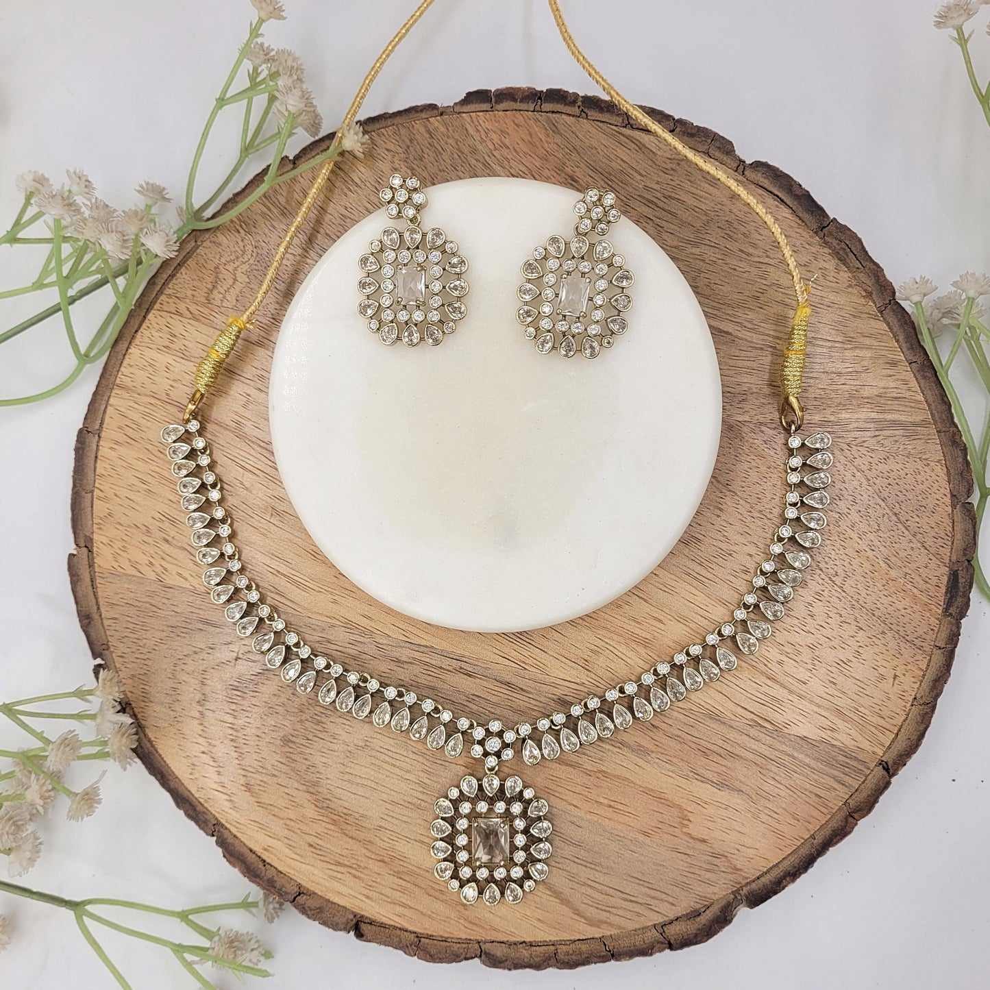 WHITE DIVITA NECKLACE SET