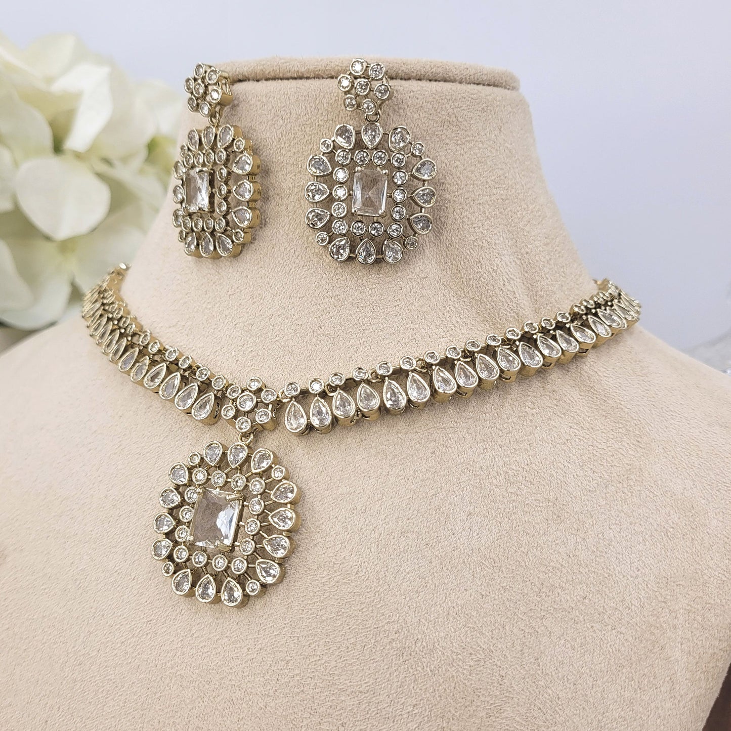 WHITE DIVITA NECKLACE SET